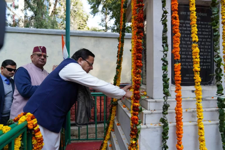 Martyr Durga Malla : CM ने शहीद मेजर दुर्गा मल्ल की मूर्ति पर अर्पित की श्रद्धासुमन
