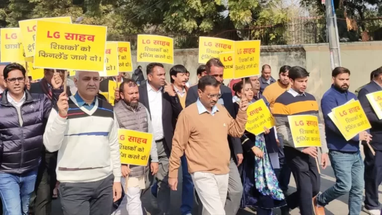 Delhi Politics : टीचर्स की फिनलैंड ट्रेनिंग के मुद्दे पर बवाल, सड़क पर उतरे केजरीवाल