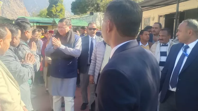 Joshimath Land Sinking : मुख्यमंत्री ने जोशीमठ पहुंचकर किया भूधंसाव का निरीक्षण
