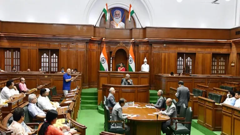 Delhi Assembly : AAP विधायक ने विधानसभा में लहराईं नोटों की गड्डियां