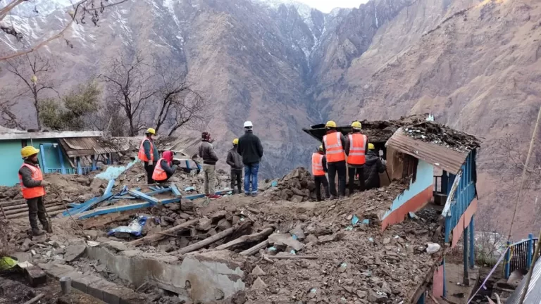 Joshimath Dismantle : बदरीनाथ हाईवे पर उभरी नई दरार