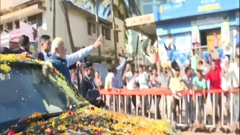 PM Modi Security : पीएम की सुरक्षा में चूक? हाथ में माला लेकर पहुंचा युवक