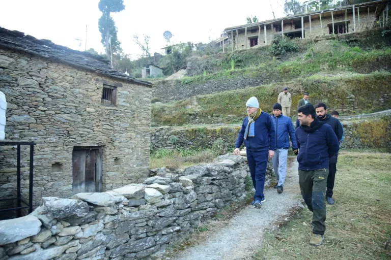CM Visit Rawat village: पूर्व सैनिकों ने किए अनुभव साझा, ग्रामीणों से भी की मुलाकात