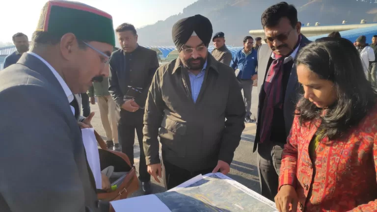 Pithoragarh News : नैनी सैनी एयरपोर्ट और बेस चिकित्सालय भवन का CS ने किया निरीक्षण