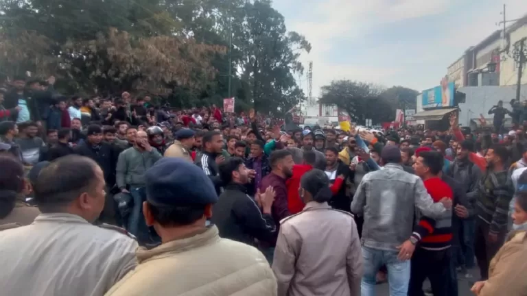 Student Protest :  सरकारी भर्ती में धांधलियों के विरोध में सड़कों पर उतरे छात्र