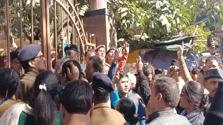lathicharge in dehradun : तीसरे दिन भी धरने पर बैठे बेरोजगार संघ के युवक