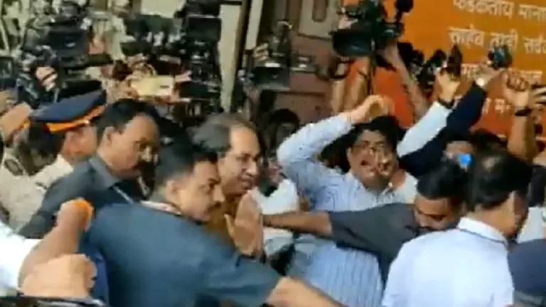 Maharastra Political Crisis : उद्धव पहुंचे शिवसेना भवन, समर्थकों ने की जमकर नारेबाजी