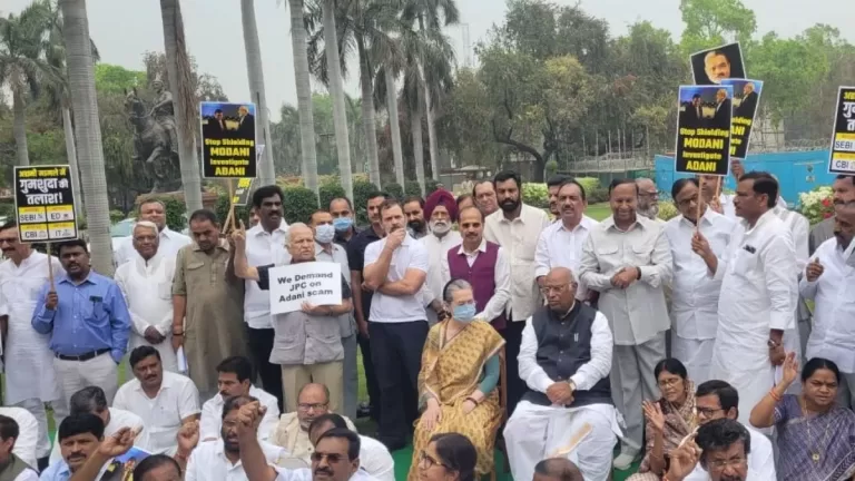 Parliament Budget Session : संसद परिसर में धरने पर बैठे राहुल-सोनिया