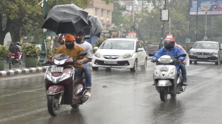 Uttarakhand Weather News : उत्तराखंड में रात से बारिश जारी, लौटी ठंड