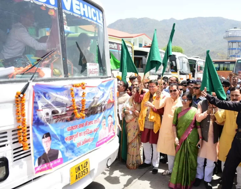 Char Dham Yatra 2023 : चारधाम जा रहे श्रद्धालुओं का माल्यार्पण कर CM धामी ने किया स्वागत