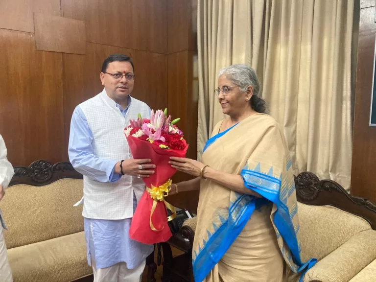 New Delhi : CM धामी ने केन्द्रीय वित्त मंत्री श्रीमती निर्मला सीतारमण से की शिष्टाचार भेंट