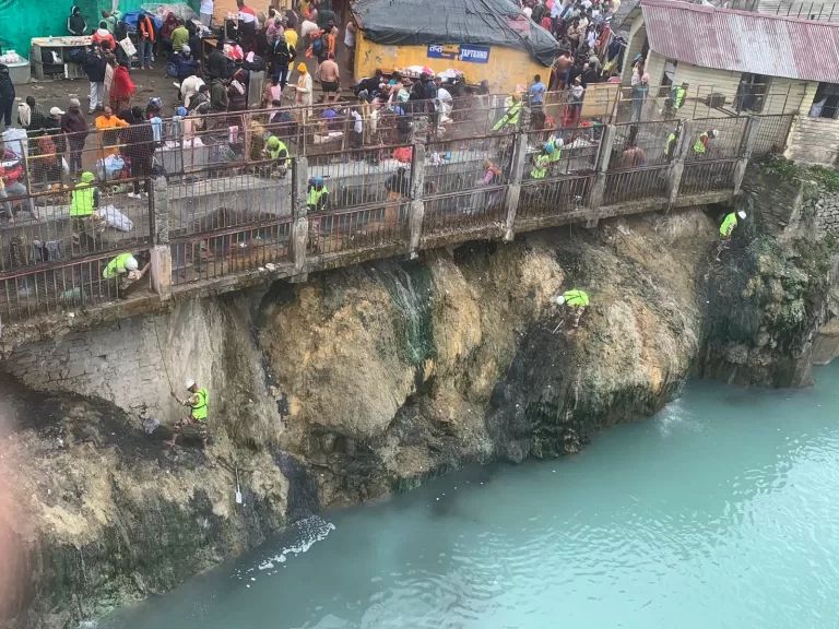 Badrinath Dham Yatra : बद्रीनाथ धाम में स्वच्छता के लिए आगे आए आईटीबीपी के जवान