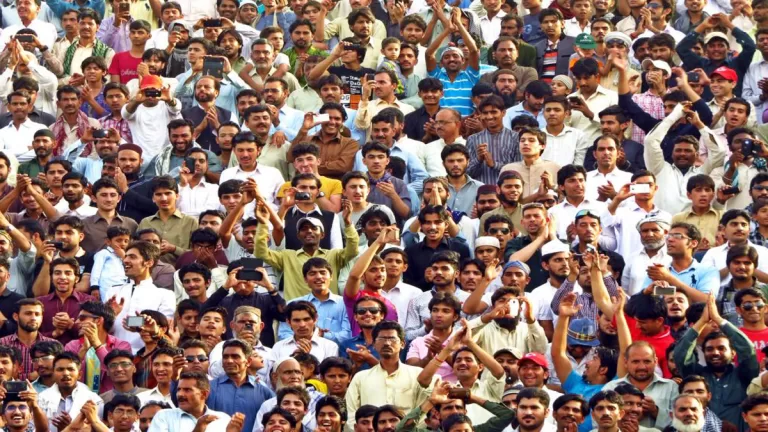 India Population : इस साल आबादी के मामले में चीन को पछाड़ सकता है भारत