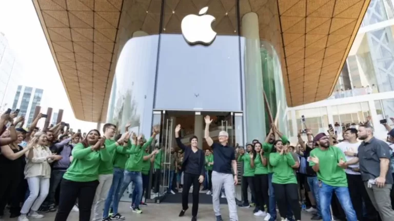 Apple Store : इंतजार हुआ खत्म, मुंबई में खुला भारत का पहला एपल स्टोर