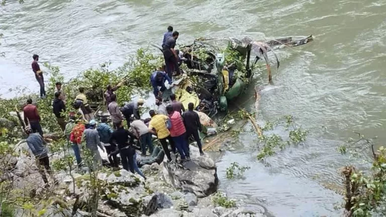 Helicopter Crash : जम्मू-कश्मीर के किश्तवाड़ में भारतीय सेना का हेलीकॉप्टर क्रैश