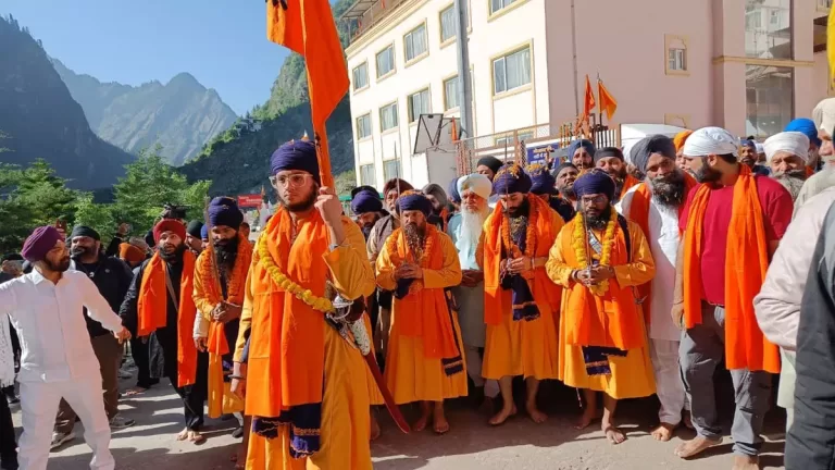 Hemkund Sahib Yatra 2023 : पंच प्यारों की अगुवाई में पहला जत्था घांघरिया के लिए रवाना