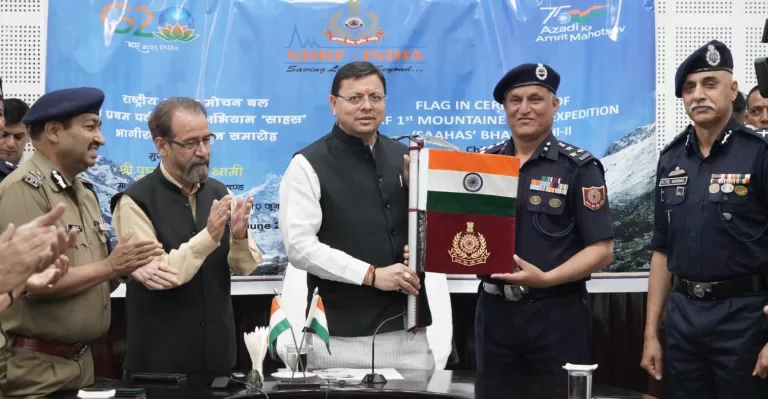 Uttarakhand : CM ने किया भागीरथी-2 चोटी का पर्वतारोहण कर लौटे एन.डी.आर.एफ के जवानों का स्वागत