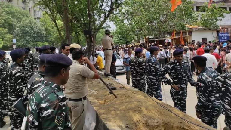 Delhi News : शनि मंदिर की अवैध रेलिंग तोड़ने पहुंचा प्रशासन, लोगों का विरोध