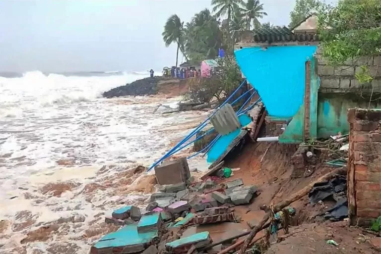 Biparjoy Cyclone : आफत ला रहा बिपरजॉय, गुजरात में कई गांवों में कटी बिजली