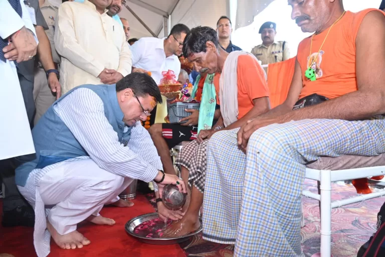 Kanwar Yatra 2023:  शिवभक्त कांवड़ियों के चरण धोकर CM धामी ने किया स्वागत