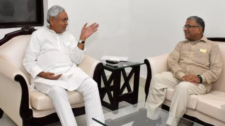 Bihar Politics : बिहार में अटकलों के बीच नीतीश कुमार से मिले हरिवंश