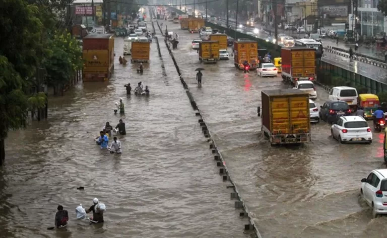 Delhi Flood : यमुना का जलस्तर घटा, पर संकट बरकरार