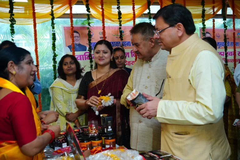 Rakhi 2023 : CM धामी ने किया महिला स्वयं सहायता समूहों द्वारा लगाये गये राखी के स्टॉलों का अवलोकन