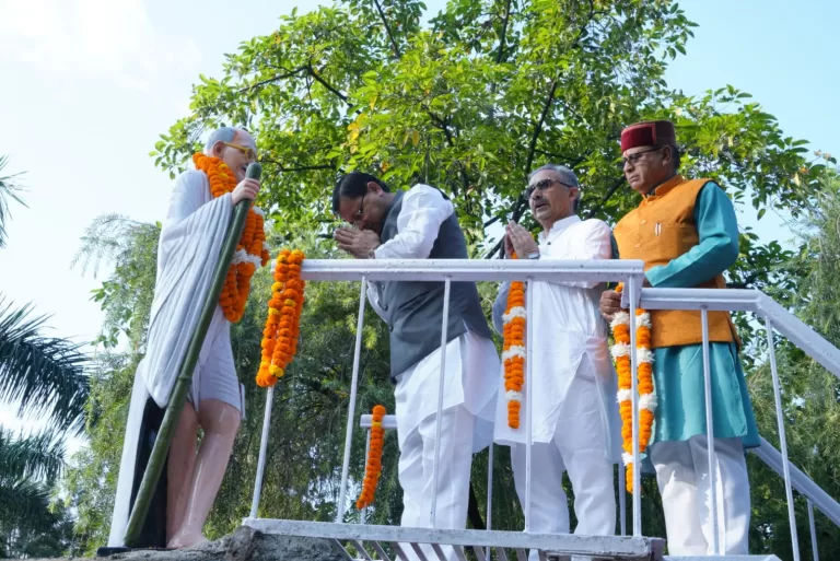 Gandhi Yayanti : महात्मा गांधी जयंती के अवसर पर सीएम धामी ने राष्ट्रपिता को किया नमन