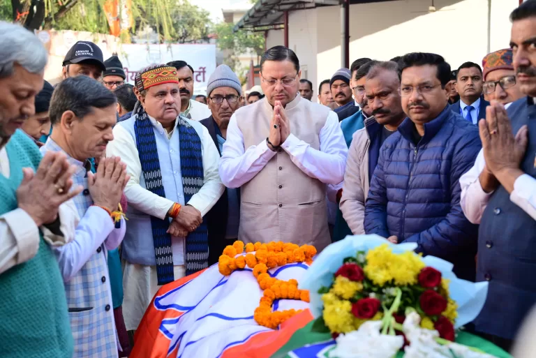 DEHRADUN : सीएम धामी ने पूर्व कैबिनेट मंत्री मोहन सिंह गांववासी को दी श्रद्धांजलि