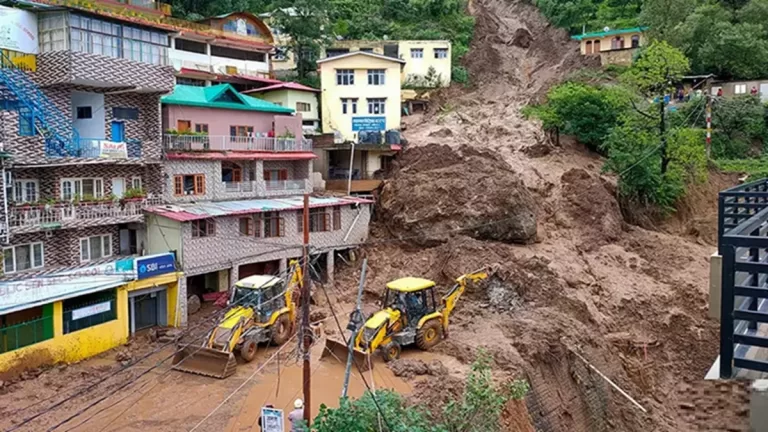 Chamoli Cloudburst : चमोली में फटा बादल, घरों में मलबा घुसा; एक युवती लापता