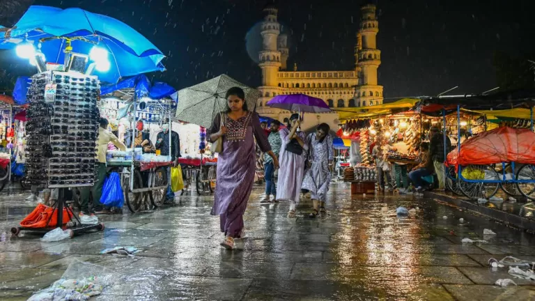 Heavy Rain : मुंबई, हैदराबाद में भारी बारिश से हाल बेहाल, मौसम विभाग का रेड अलर्ट
