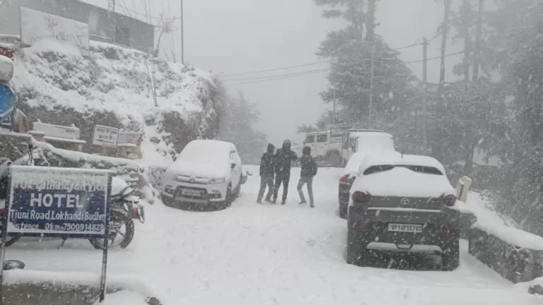 उत्तराखंड में बर्फबारी से सजी पहाड़ियां, पर्यटन स्थलों पर लौटी रौनक