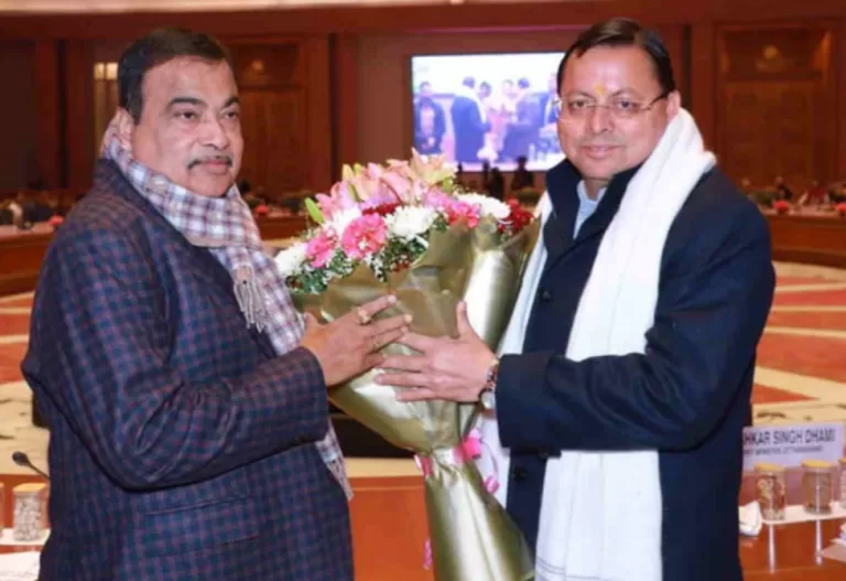 मुख्यमंत्री पुष्कर सिंह धामी ने दिल्ली के भारत मंडपम में केंद्रीय सड़क परिवहन और राजमार्ग मंत्री नितिन गडकरी की अध्यक्षता में हुई नेशनल हाईवे प्रोजेक्ट्स की रिव्यू मीटिंग में हिस्सा लिया। इस दौरान, राज्य में सड़क कनेक्टिविटी के क्षेत्र में हुई अभूतपूर्व प्रगति को दिखाने वाला एक डिटेल वीडियो प्रेजेंटेशन भी पेश किया गया।  सीएम धामी ने कहा कि प्रधानमंत्री नरेंद्र मोदी के नेतृत्व में उत्तराखंड में सड़क इंफ्रास्ट्रक्चर को सबसे ज़्यादा प्राथमिकता दी गई है। चार धाम यात्रा को आसान, सुलभ और सुरक्षित बनाने के लिए, चार धाम हाईवे प्रोजेक्ट के तहत 12,769 करोड़ रुपये की लागत से प्रमुख नेशनल हाईवे को अपग्रेड किया जा रहा है।